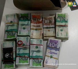 En  la fotografía se aprecian fajos de dinero colombiano en efectivo, en denominaciones de cien mil, 50 mil, 20 mil y cinco mil.