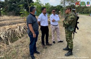 En la foto aparecen el director seccional de fiscalías Cauca, con sus asesores y un representante del Ejército Nacional, al lado de una vía destapada donde se aprecia parte de un terreno de sembrado de caña con matas ya secas.