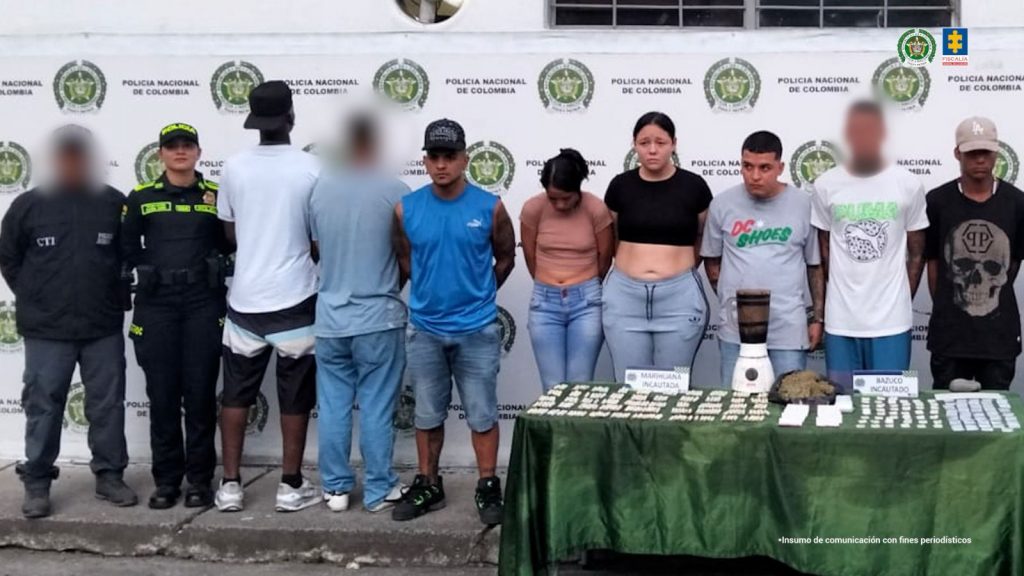 Presuntos integrantes del grupo delincuencial La Zona, señalados de comercializar estupefacientes en el barrio Entre Ríos, sector La Casona, de Tuluá (Valle del Cauca).