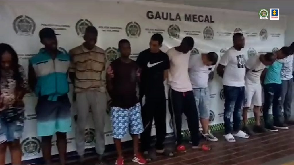 En las fotografías aparecen de pie y con los brazos atrás los presuntos integrantes de ‘Los Vigilantes’. A lado y lado de ellos hay uniformados de la Policía Nacional. Detrás de ellos hay un pendón institucional del Gaula Policía.