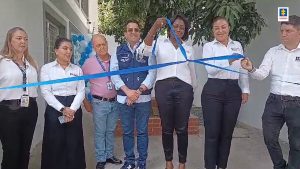 En la fotografía se aprecian a los directivos de la Seccional Cali, de Medicinal Legal y de la Administración Municipal. Todos participan del corte de la cinta en señal de apertura del PAF de Los Mangos, en el Distrito de Aguablanca de Cali (Valle del Cauca).