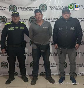 En la fotografía se aprecia de pie y con los brazos atrás a Róbinson Vidal González. Viste camisa de manga larga de color verde; pantalón y zapatos negros. Usa gorra oscura con la visera hacia atrás. Al lado izquierdo hay un servidor del CTI de la Fiscalía y al lado derecho de él hay un uniformado de la Policía Nacional. En la parte de atrás de ellos hay un pendón institucional de la Policía Nacional.