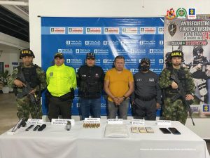En la fotose ve al capturado bajo la custodia de las autoridades y con varios elementos incautados.