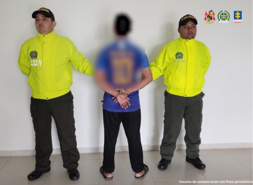 En las imágenes aparecen personas detenidas, entre uniformados de la Policía.