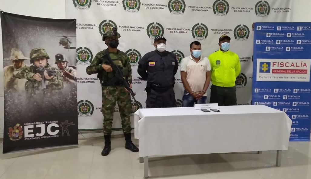 En la imagen se aprecia una persona detenida entre tres uniformados de la Policía, el Ejército y la Fiscalía.