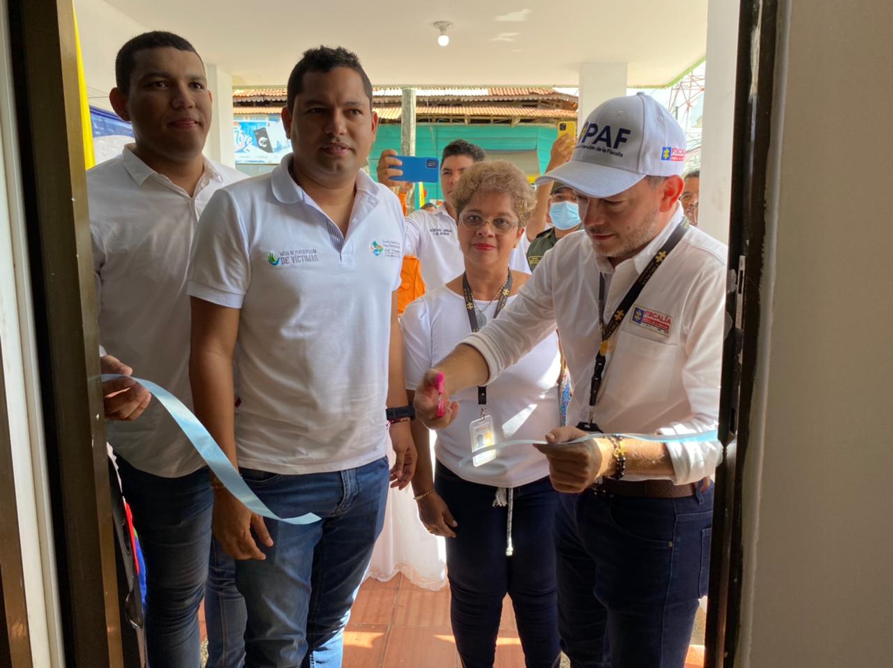 En la imagen se ven unas personas cortando una cinta de inauguración de un PAF.
