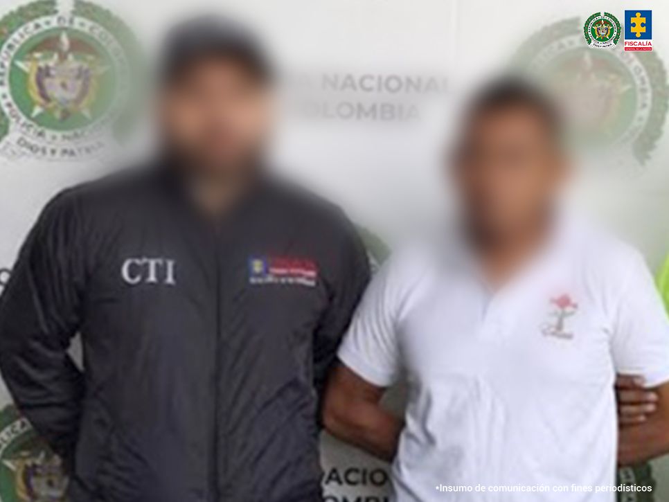 En la imagen aparece una persona de suéter blanco detenida, junto con un uniformado del CTI.
