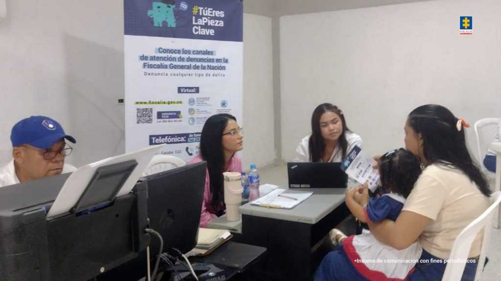 Servidores de la Fiscalía General atendiendo a los usuarios que se acercaron a la Brigada de Promoción Institucional. También están los actores de otras entidades del Estado que articuladamente trabajaron con el ente investigativo en el desarrollo del evento.