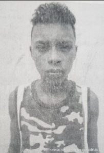 En la fotografía blanco y negro aparecer el medio cuerpo de un hombre delgado, joven, vestido con una camisilla.