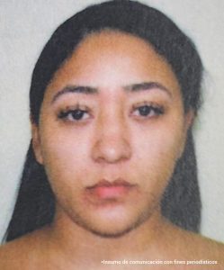 En la fotografía esta el rostro de una mujer trigueña, joven, cabellos negros largo, boca mediana, ojos y pestañas grandes.