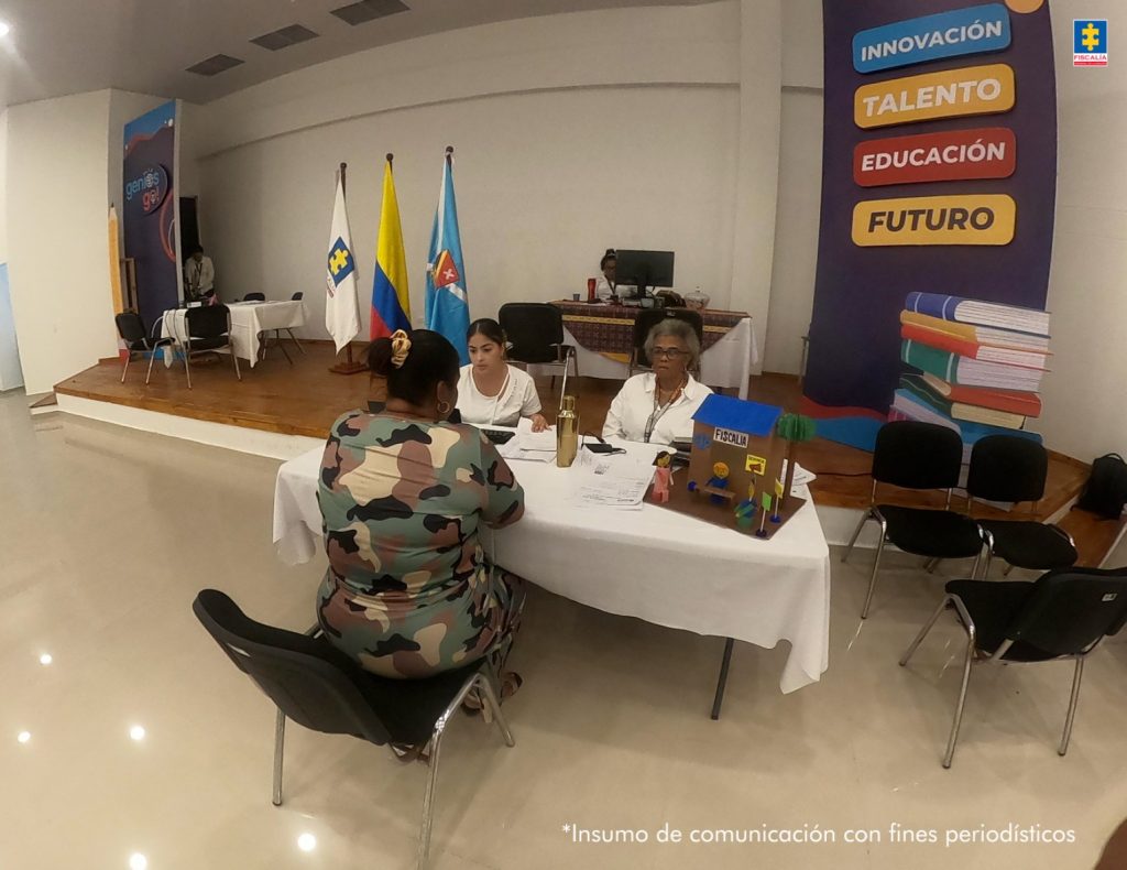 En las fotografías están varios usuarios siendo atendidos por funcionarios de la Fiscalía al interior de un recinto cerrado.
