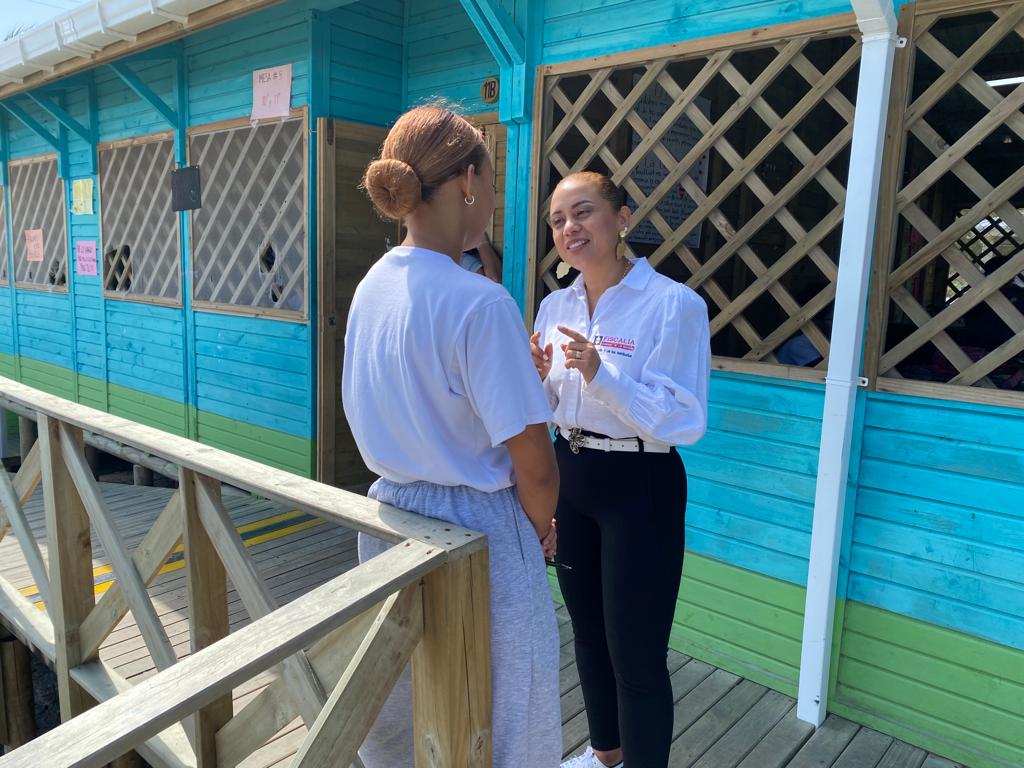 En las imágenes se observa a la directora Seccional de Fiscalías vestida con una camisa blanca institucional y un pantalón negro interactuando en un salón de clases y de manera personalizada con adolescentes de la isla de Providencia.