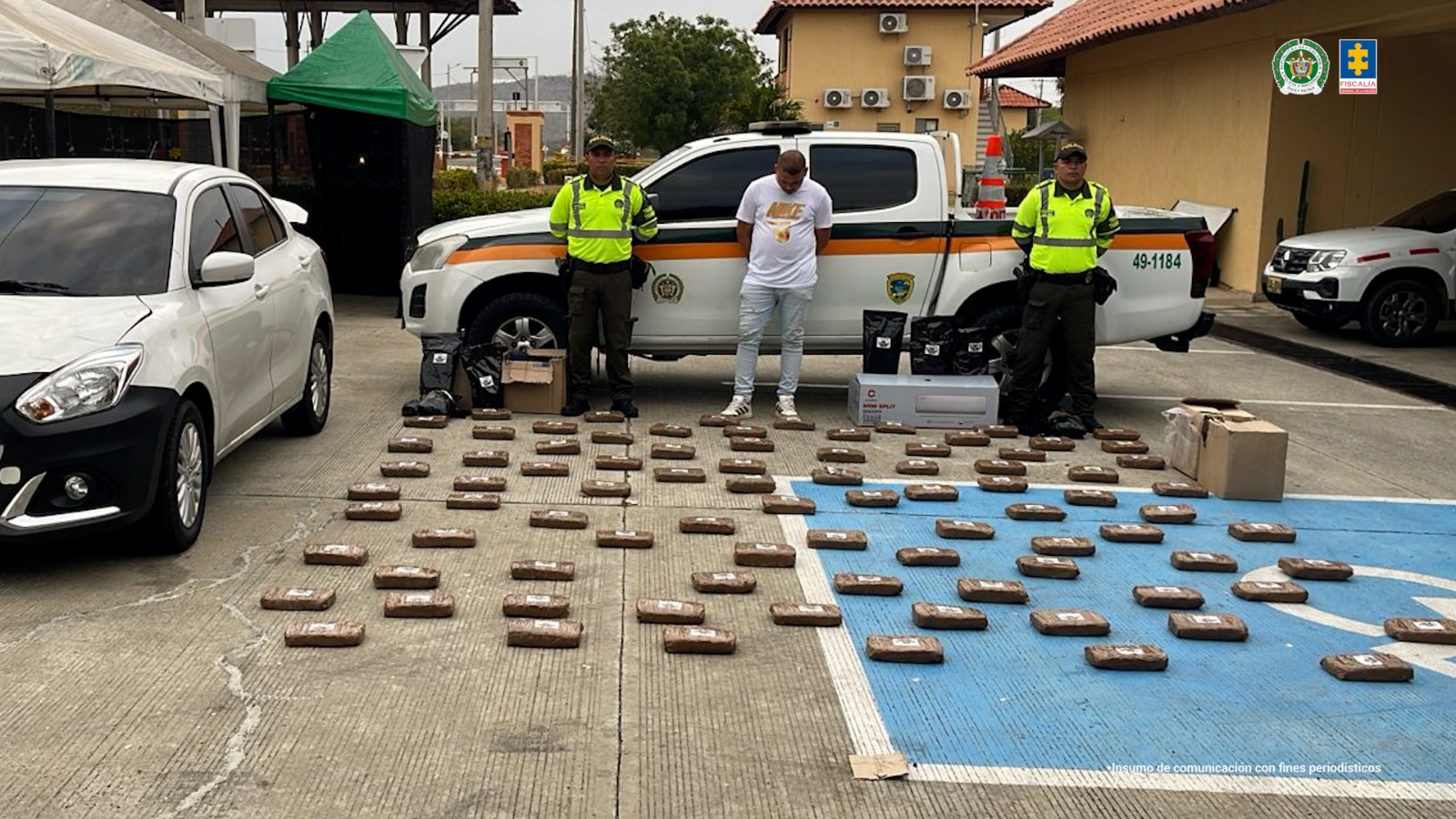 En las imágenes está el procesado quien es de color trigueño, cabellos cortos, vestido con una camiseta blanca y un jean azul claro con los uniformados de la Policía Nacional. También aparece la droga incautada y el automóvil en el que la transportaba.