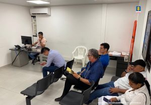 En la imagen se ven varias personas en una sala de atención al usuario.