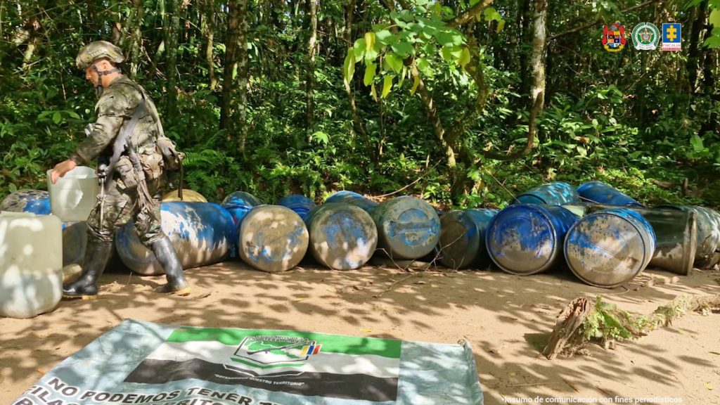 En la foto se observa otra parte del material incautado como los 1.125 galones de combustible para el procesamiento de pasta base de coca.