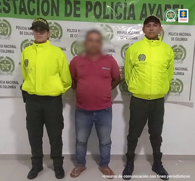 En la imagen se ve una persona capturada entre dos policías.