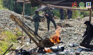 En la foto se aprecia personal del Ejército Nacional custodiando la zona. Se ve una maquinaria en proceso de destrucción.