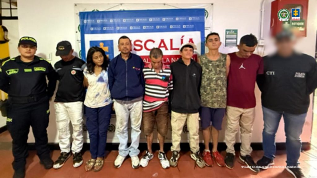 En la fotografía se aprecian en hilera los siete presuntos integrantes de ‘Los Mayores’. A su extremo izquierdo hay un servidor del CTI de la Fiscalía y en el extremo derecho de ellos hay un uniformado de la Policía Nacional. Al extremo izquierdo hay un servidor del CTI de la Fiscalía y al extremo derecho un uniformado de la Policía Nacional. Detrás de ellos hay un pendón institucional de la Fiscalía.