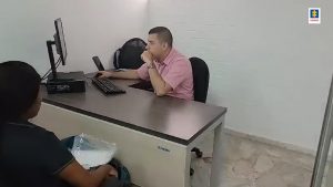En la fotografía se aprecia a un servidor de la Fiscalía atendiendo a una usuaria, en uno de los cuatro cubículos destinados para la recepción de denuncias