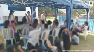 En la fotografía se aprecia a un grupo de personas, en un espacio semicerrado, participando en un foro para mejorar la ruta de atención a las víctimas de violencia de género.