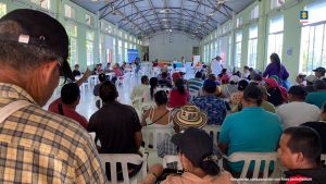En las fotos aparecen funcionarios de la Fiscalía atendiendo a víctimas de la violencia en un auditorio.