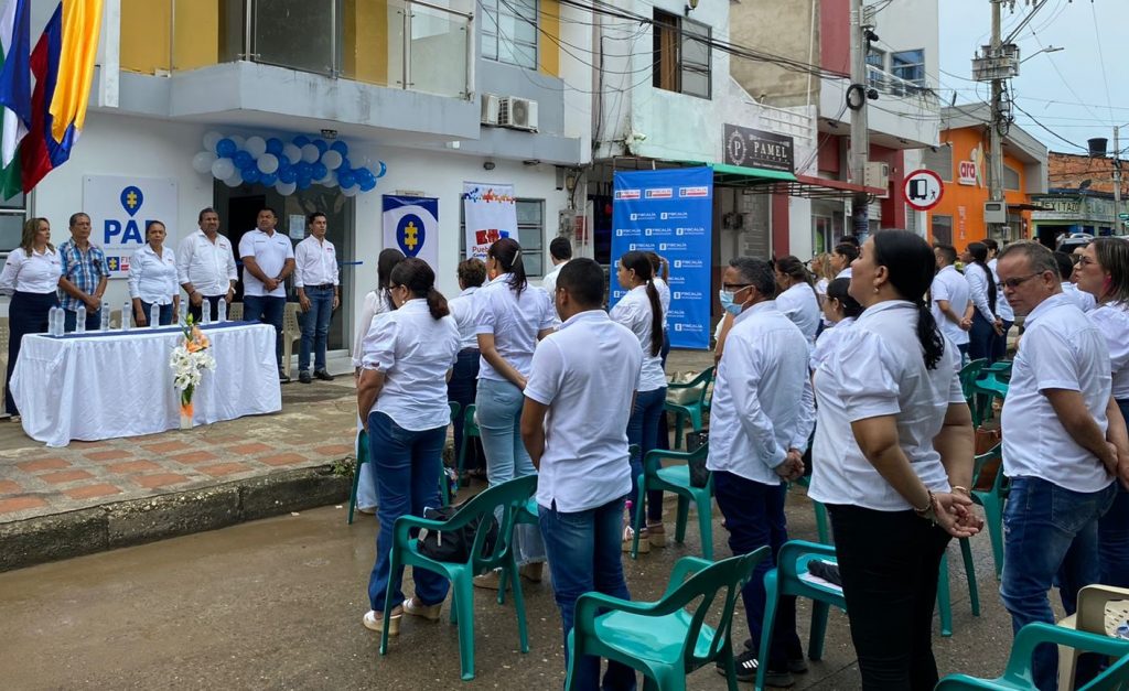 En la imagen se aprecia un grupo de funcionarios de la Fiscalía y la Alcaldía de Pueblo Nuevo en la inauguración de un punto físico de la Fiscalía.