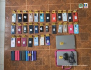 En la fotografía aparecen varios teléfonos celulares y dos equipos de cómputo portátiles.