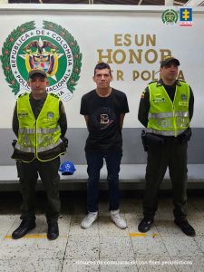 En la fotografía se aprecia de pie, con los brazos atrás a Richard Fernando Rengifo Pasichana. Viste camiseta negra de manga corta, pantalón negro y zapatillas blancas. A lado y lado de él hay uniformados de la Policía Nacional. Detrás de ellos hay un muro donde está impreso el logo de la Policía.
