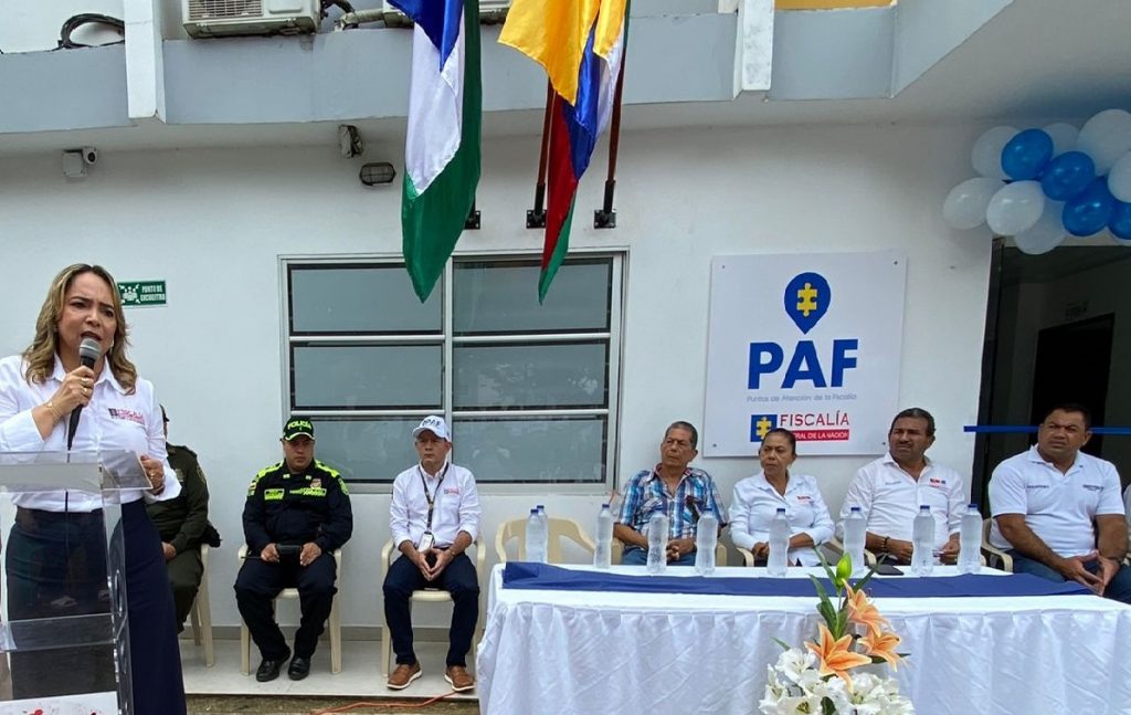 En la imagen está la directora seccional Córdoba, Cindy Vargas, hablándole a la comunidad.