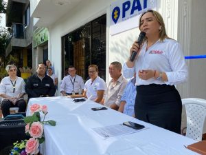 En la imagen se ve a una funcionaria dando un discurso y junto a ellas varios funcionarios de la entidad.