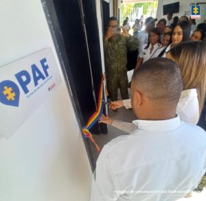 En las fotografías aparecen funcionarios de la Fiscalía con la alcaldesa de Arroyondo, cortando la cinta y expresando unas palabras públicas en el acto de inauguración del PAF. 