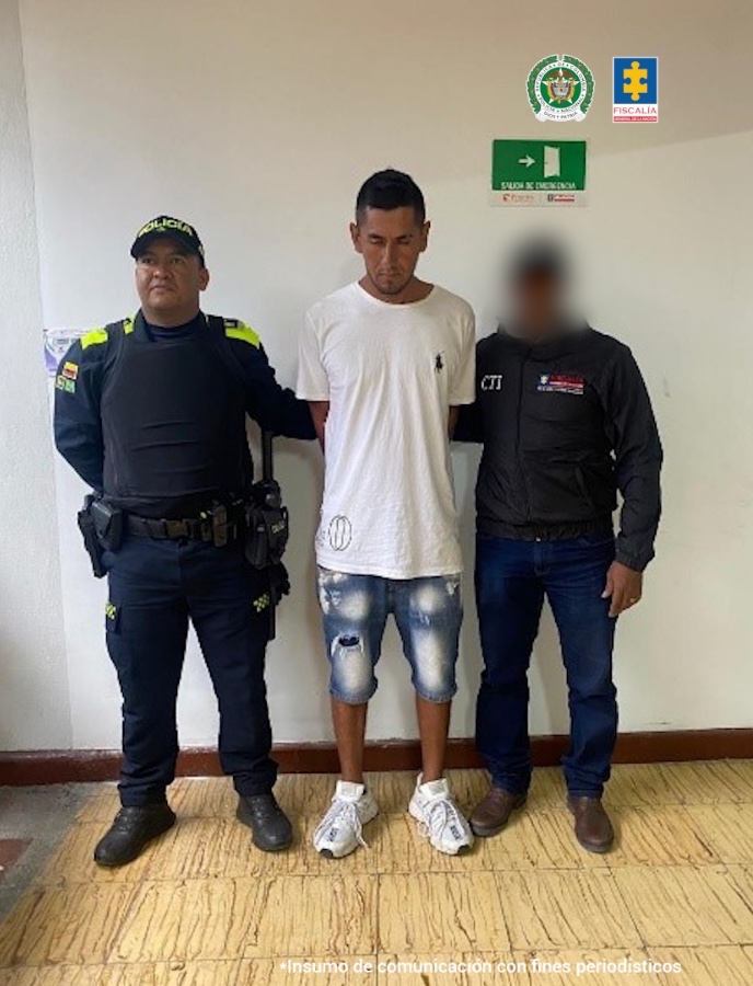 En la fotografía se aprecia de pie, con los brazos atrás y en un sitio cerrado a Jorge Hernán Velasco. Viste camiseta de manga corta de color blanco, bermudas de jean azul desgastadas y zapatillas blancas. Al lado izquierdo de él hay un servidor del CTI de la Fiscalía y al derecho un uniformado de la Policía Nacional.