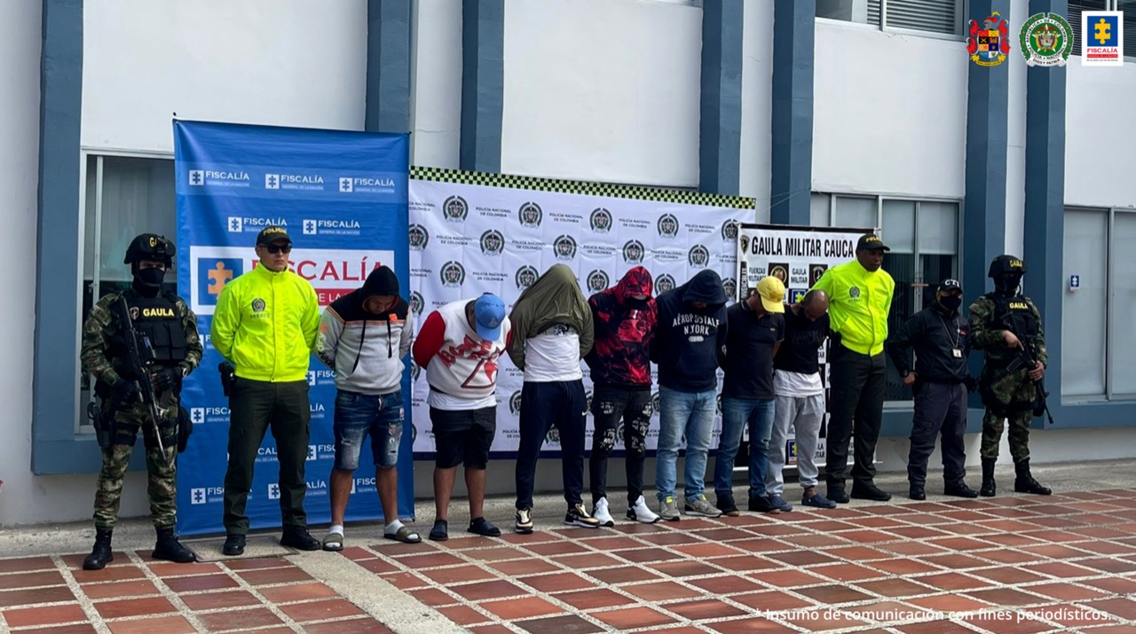 En la foto aparecen en hilera y de pie los 7 presuntos integrantes de ‘Los Mark’, con sus cabezas agachadas y en su mayoría cubiertas con las capuchas de sus camisas, así como gorras. A lado y lado de ellos hay uniformados del Gaula Ejército, Policía Nacional y del CTI de la Fiscalía. Detrás de ellos hay tres pendones institucionales de La Fiscalía, Policía y Gaula Militar.