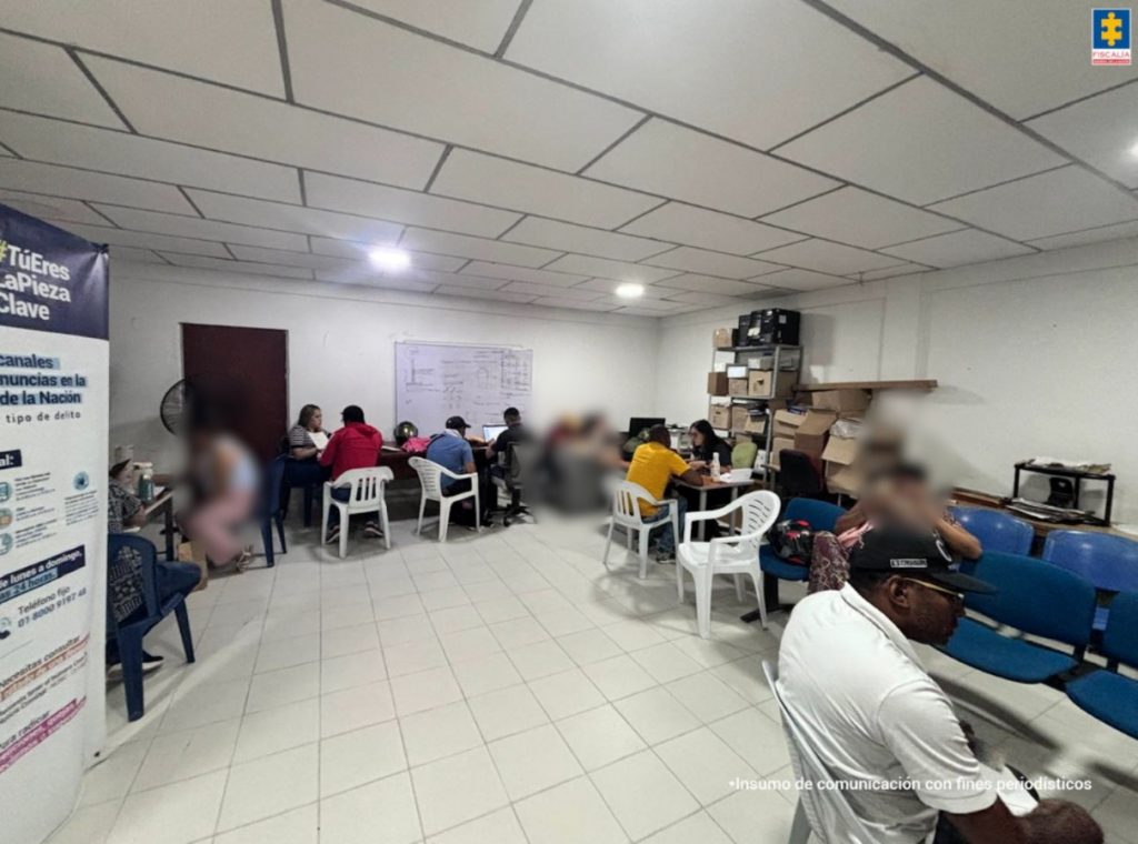 Se ven servidores de la institución interactuando con la comunidad recibiendo denuncias.