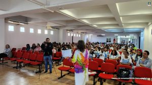 En las imágenes están funcionarios de la Fiscalía General con la Dijin de la Policía Nacional y el público conformado por estudiantes, rectores de colegio y padres de familia al interior de un auditorio. 