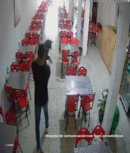 En la imagen un hombre agrediendo a una canina en una cafetería.