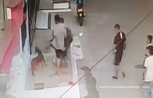 En la imagen unas personas caminando por una vía del municipio de Icononzo (Tolima) al lado de un perro.