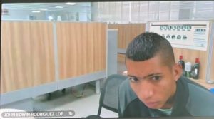 En la fotografía aparece el rostro de un hombre de tez trigueña, vestido con camisa gris, sentado en una oficina en el desarrollo de la audiencia donde se le procesó.
