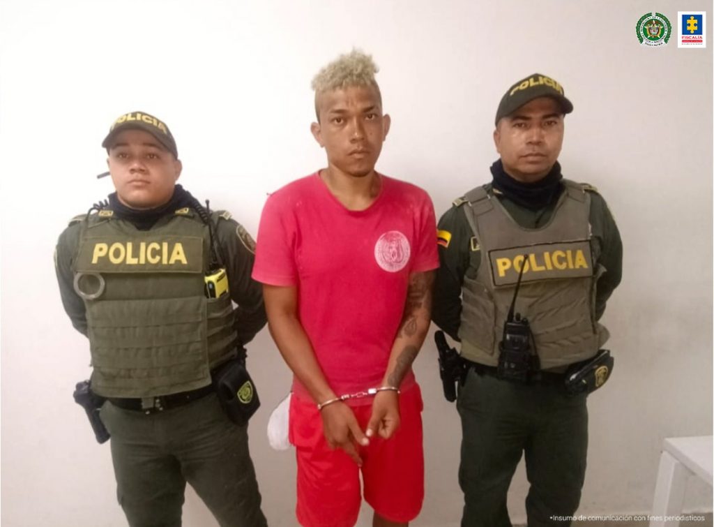 En la fotografía se observa a un hombre vestido de rojo