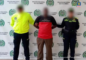 Al padre de familia la Fiscalía le imputó los delitos de acceso carnal abusivo con menor de 14 años, actos sexuales con menor de 14 años y violencia intrafamiliar.