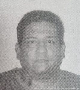En la fotografía se observa el rostro de un hombre de contextura gruesa y pelo corto. La imagen se encuentra en blanco y negro.
