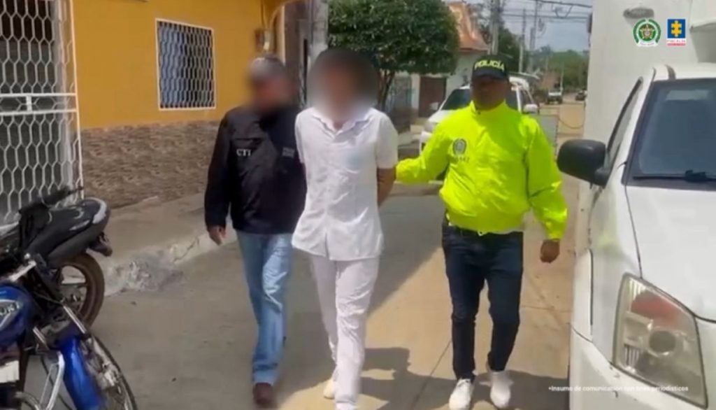 En la fotografía está un hombre delgado trigueño, con el rostro difuso, vestido con una camiseta blanca y un jean azul.