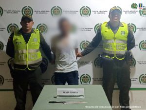 En la foto están tres personas, un hombre de blanco quien fue capturado en flagrancia por los dos uniformados de la Policía Nacional cuando al parecer cometió el crimen de su esposa.