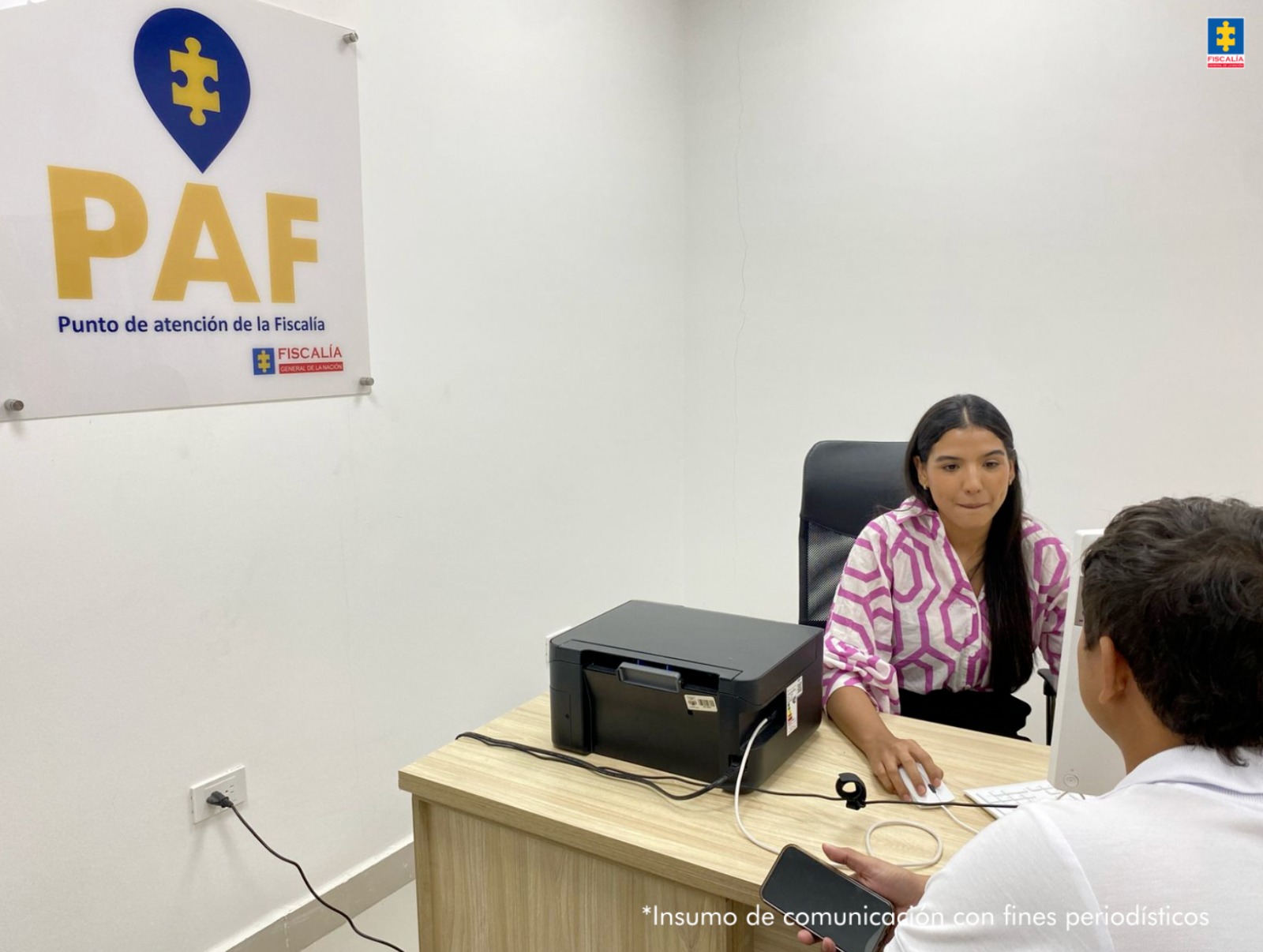 En las imágenes aparece una gestora fiscal atendiendo un usuario y la fachada del Punto de Atención Físico (PAF), de Ciénaga de Oro.