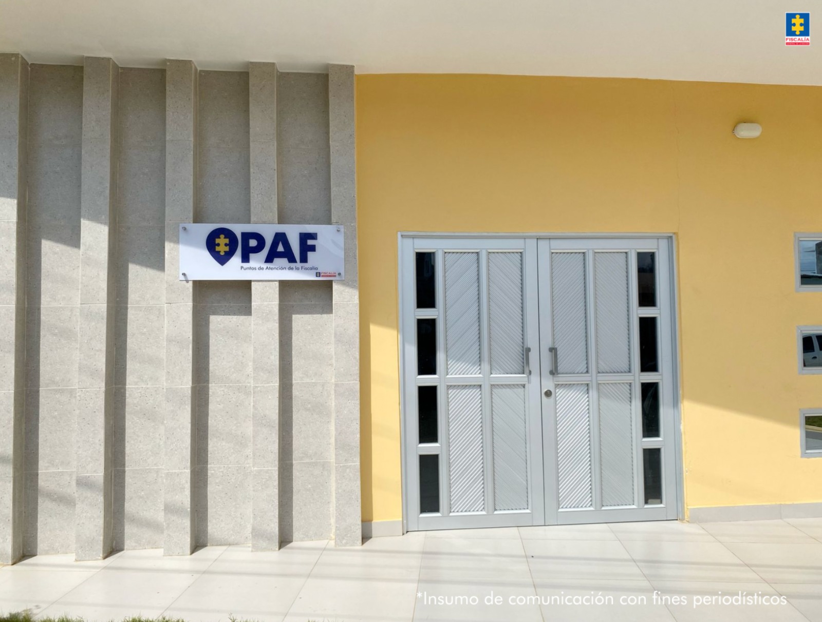 En las imágenes aparece una gestora fiscal atendiendo un usuario y la fachada del Punto de Atención Físico (PAF), de Ciénaga de Oro.