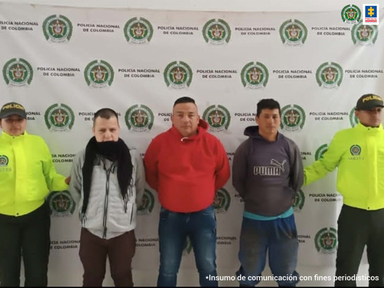 En la fotografía se observa a los tres capturados junto a dos agentes de la Sijin de la Policía Ipiales. En la parte superior se observa un banner de la Policía Nacional.