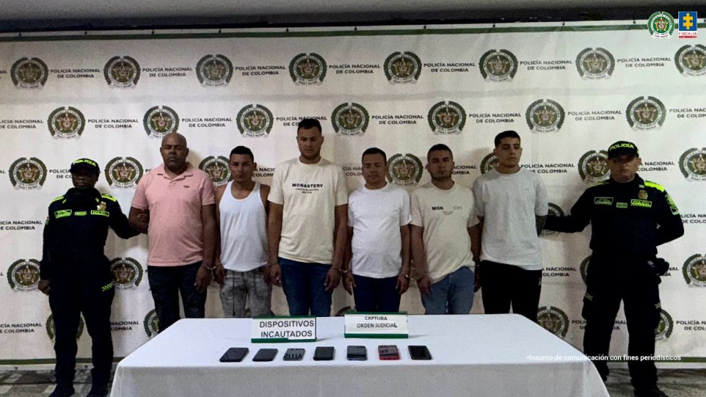 En la imagen están 6 de los procesados con dos servidores de la Policía Nacional a los lados