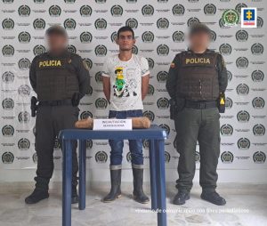 El procesado se encuentran esposado y en custodia por servidores de la Policía Nacional.