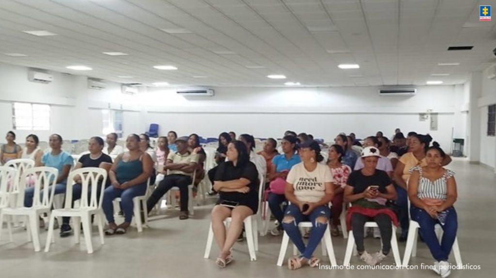 En la imagen se ve a varias personas en una jornada pedagógica de Futuro Colombia.