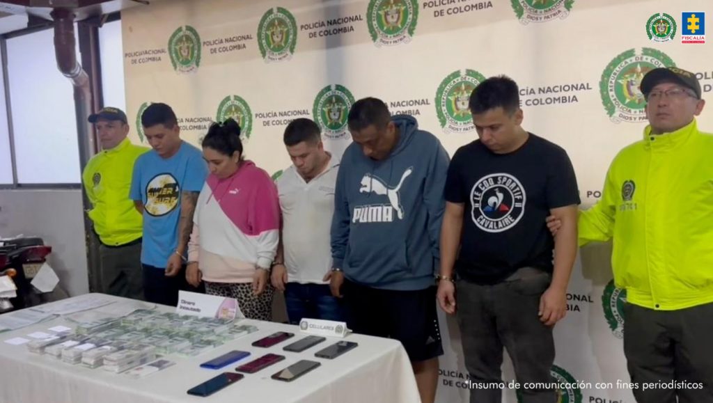 En la foto se aprecia a los asegurados siendo custodiados por la Policía Nacional.